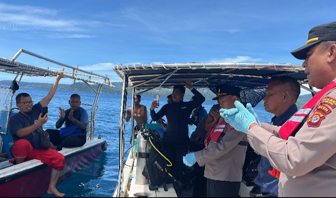 Kapolres Sabang Bersama Masyarakat Bersihkan Jaring Pukat di Perairan Wisata Iboih